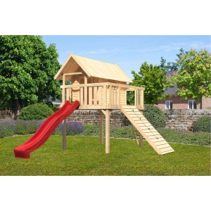 Karibu Stelzenhaus Fidel Set mit roter Rutsche und Holzrampe im Garten.