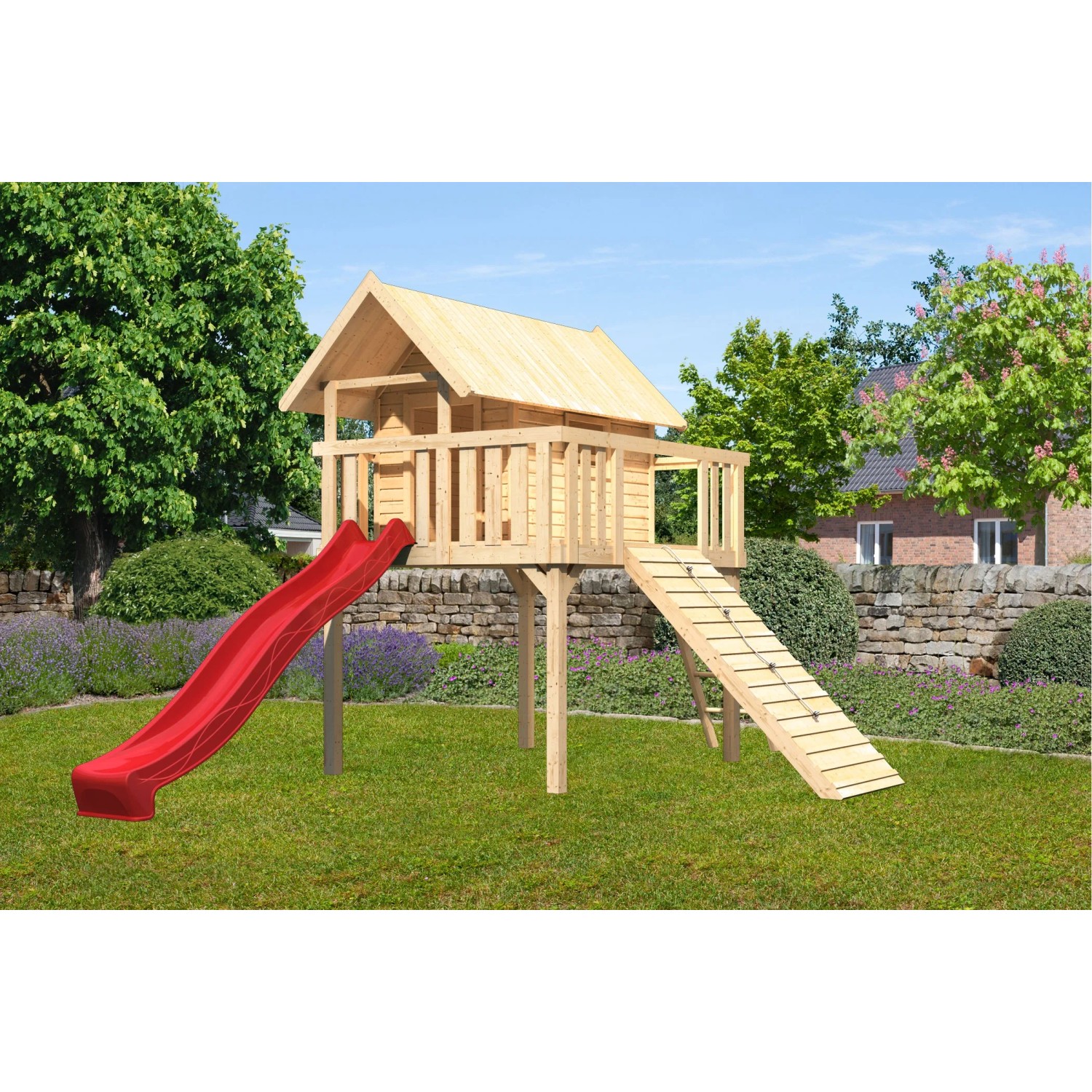 Karibu Stelzenhaus Fidel Set mit roter Rutsche und Holzrampe im Garten.