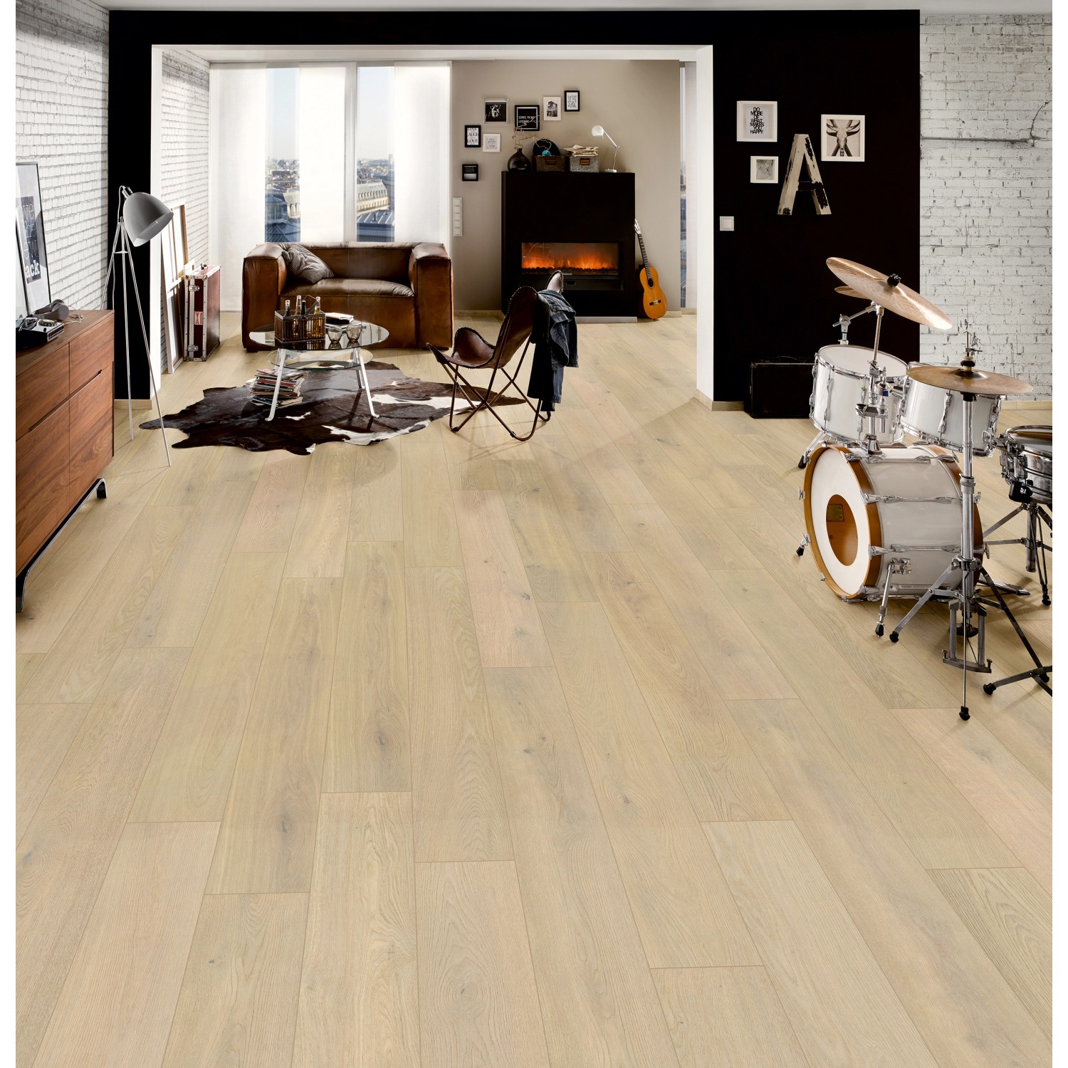 Heller Kronoflooring Binyl Pro Laminat Eiche Rope Ethereal im Wohnraum mit Schlagzeug.