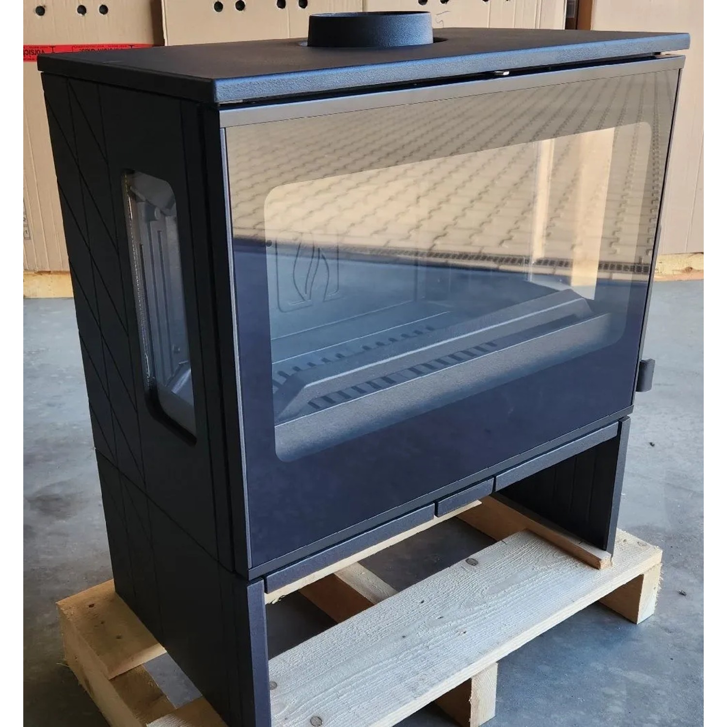 Plamen Gusskaminofen ECO 50, 12 kW, mit großer Sichtscheibe und Seitengläsern. Kaminofen aus Gusseisen.