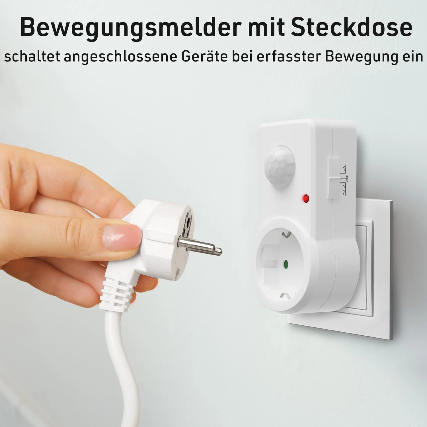 Weiße Oktaplex Sia Steckdose mit Bewegungsmelder. Hand steckt Stecker in Zwischenstecker für automatische Lichtsteuerung.