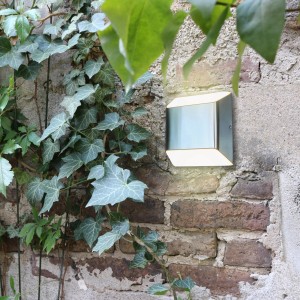 Moderne Eco-Light LED-Aussenwandleuchte Floyd aus Edelstahl an einer Backsteinwand mit Efeu.