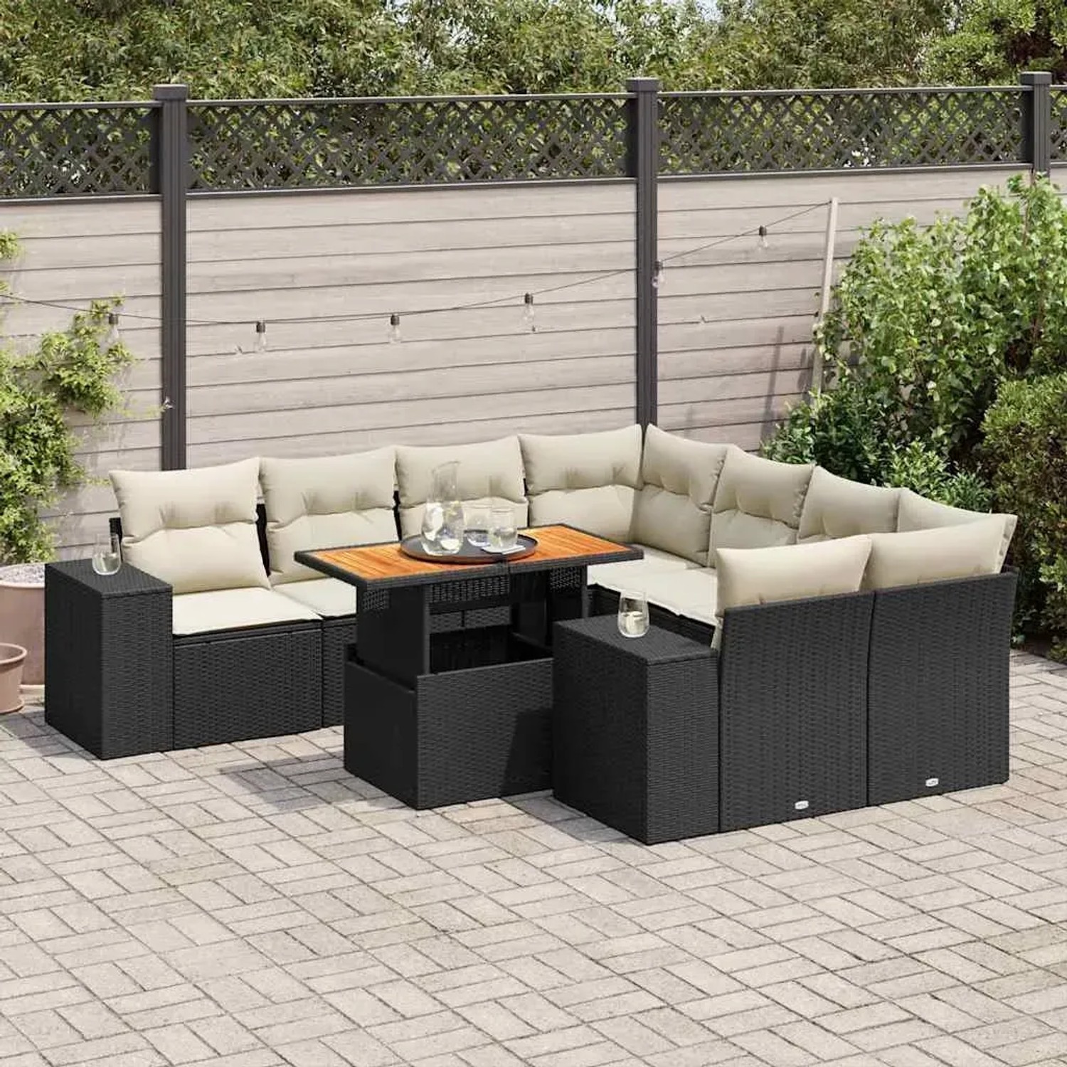 Schwarze 9-tlg. vidaXL Garten-Sofagarnitur aus Poly Rattan mit cremefarbenen Kissen und höhenverstellbarem Tisch.