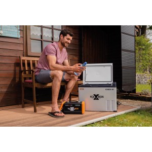 Cross Tools Travelbox 500+ mit Kühlbox im Camping-Einsatz. Powerstation für Outdoor-Abenteuer.