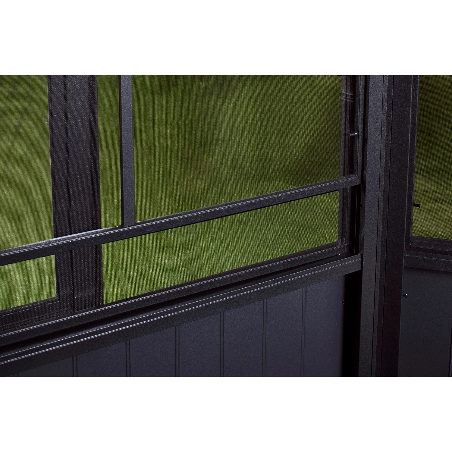 Detailansicht: Fenster mit Moskitonetz des Sojag Pavillon Charleston.