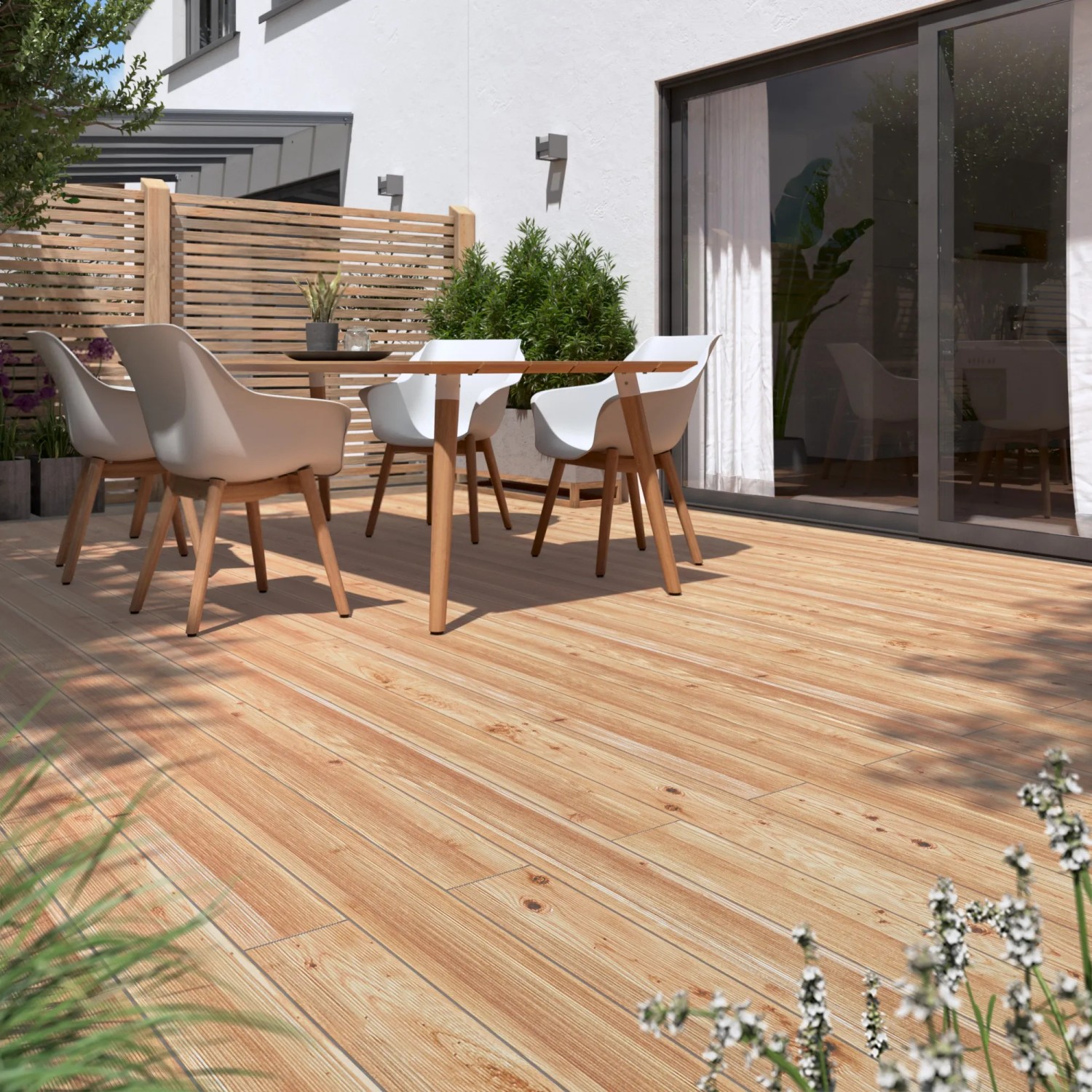 Terrasse mit hellbraunen Lärchenholz-Terrassendielen (2,8x14,5x300 cm) und Gartenmöbeln.