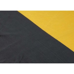 Detailansicht der MCW Tischdecke in Deutschlandfarben: diagonale Teilung in Schwarz und Gelb, Polyester.