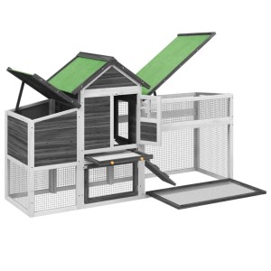 Grauer Hühnerstall aus Kiefernholz mit Nistkasten, Rampe und Maschendrahtzaun.