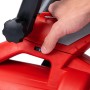 Detailaufnahme: Hand bedient Schalter am roten Einhell Akku-Laubsauger/-bläser GE-CL 36 Li E Solo.