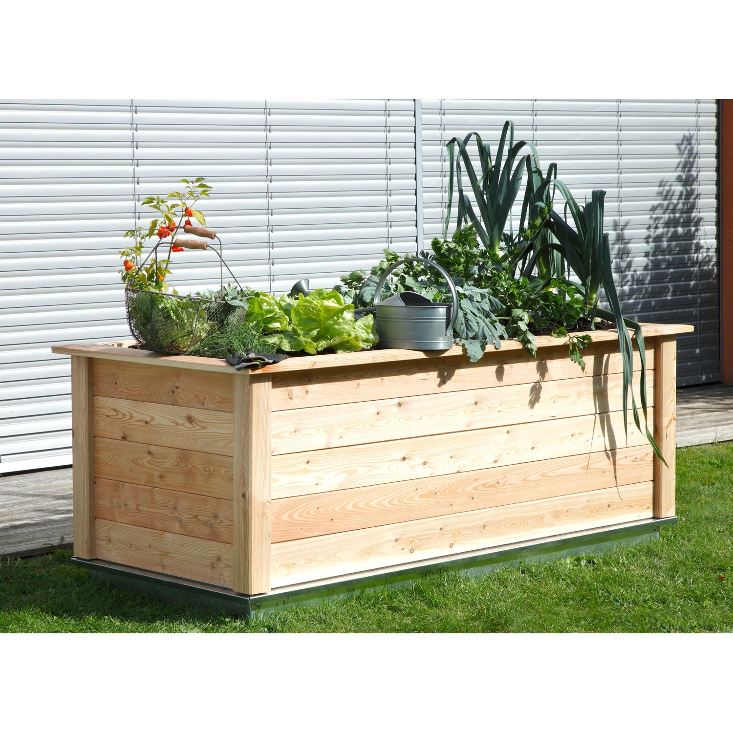 KGT Hochbeet Woody 210 aus Lärche, bepflanzt mit Gemüse und Kräutern im Garten.