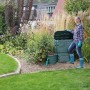 Garantia Thermokomposter Thermo-King 900 l grün im Garten mit Frau. Kompostierung von Gartenabfällen.