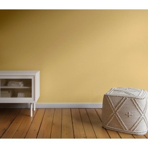 Wand in Hafergelb mit CREATE! by OBI Lieblingsfarben. Matte Innenfarbe, kombiniert mit weißen Möbeln und Holzboden.
