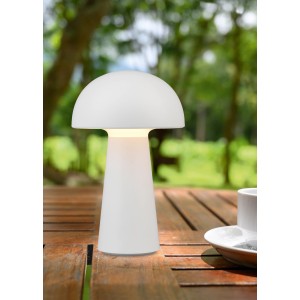 Weiße Reality LED-Tischleuchte Lennon im Pilzdesign, Ø 13,6 cm, auf Holztisch im Garten.