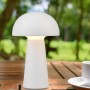 Weiße Reality LED-Tischleuchte Lennon im Pilzdesign, Ø 13,6 cm, auf Holztisch im Garten.