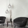 Wohnzimmer mit Marburg Vliestapete Villa Romana 53 Struktur Weiß und dunklen Sesseln.