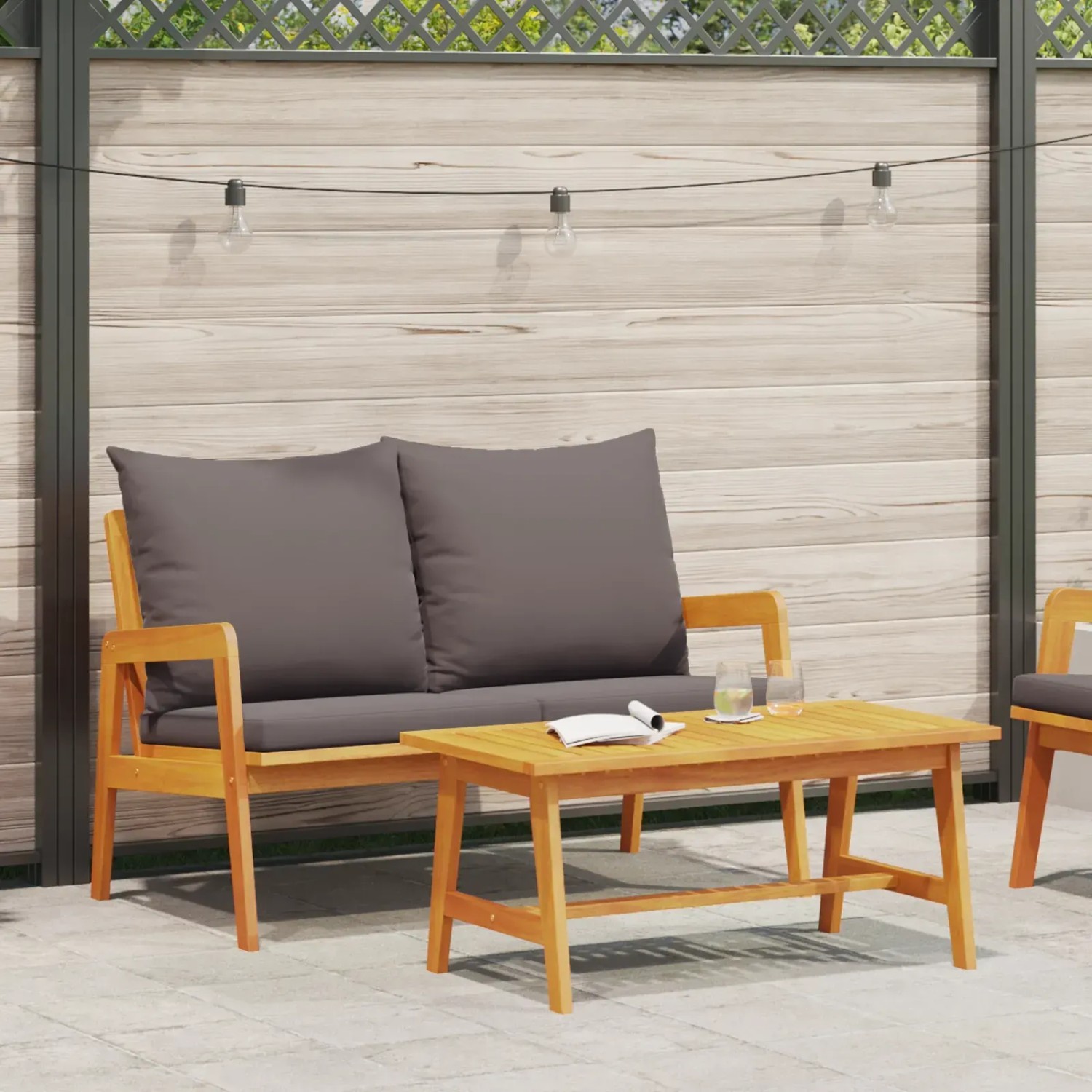 2-teiliges Bistro-Set aus Akazienholz mit anthrazitfarbenen Kissen für Garten oder Balkon.