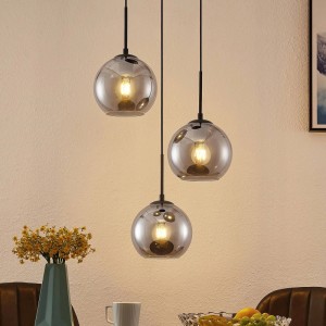 Moderne Lindby Pendelleuchte Jurian mit 3 Rauchglas-Schirmen aus Metall in Alu.