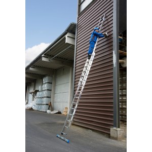 Krause Seilzugleiter Stabilo 2x15 Sprossen im Einsatz an einer Fassade.