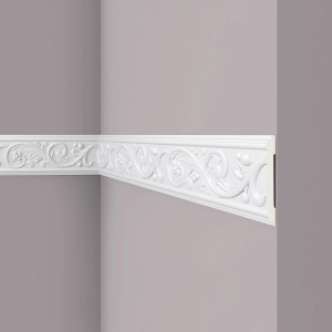 Weiße NOEL & MARQUET Zierleiste Z12 ARSTYL an Wand montiert, florales Muster.