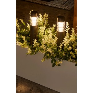 Zwei Luxform Solar-Steckleuchten Valence im Blumenkasten, warmweißes Licht.