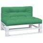Grünes 2-teiliges Palettenkissen-Set aus Polyesterstoff, mit Sitz- und Rückenkissen, auf weißer Palettenbank. Garten.