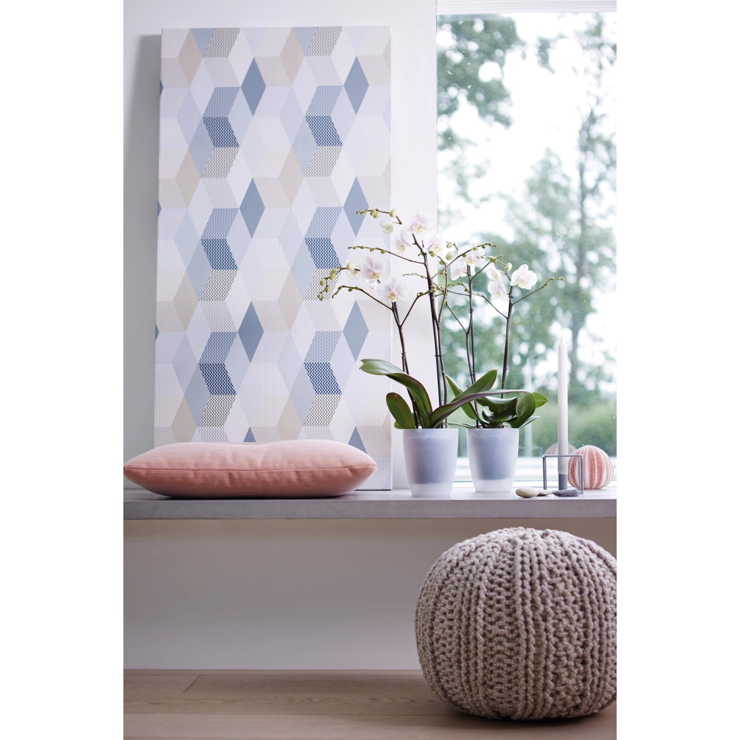 Elho Brussels Orchidee Blumentopf, transparent, mit Orchideen auf einem Fensterbrett.