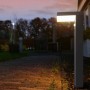 Schwarze Solar-Wegeleuchte Gšteborg mit Sensor beleuchtet Gartenweg. 600 lm, 2700 K.