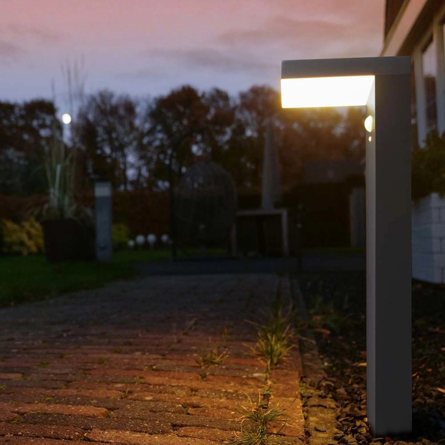 Schwarze Solar-Wegeleuchte Gšteborg mit Sensor beleuchtet Gartenweg. 600 lm, 2700 K.