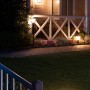 Philips Hue Econic LED-Wegeleuchten beleuchten Gartenweg und Terrasse in warmweißem Licht.