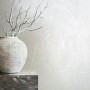 Weiße Marburg Vliestapete Villa Romana mit Strukturmuster, kombiniert mit Vase und Dekoration.