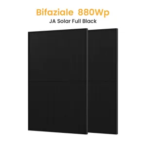 Zwei schwarze bifaziale JA Solar Photovoltaik-Module für Balkonkraftwerke, 880Wp Leistung.