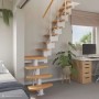 Raumspartreppe Quadro, Buche natur, Polar-Weiß, 12 Stufen. Mittelholmtreppe mit einseitigem Geländer.