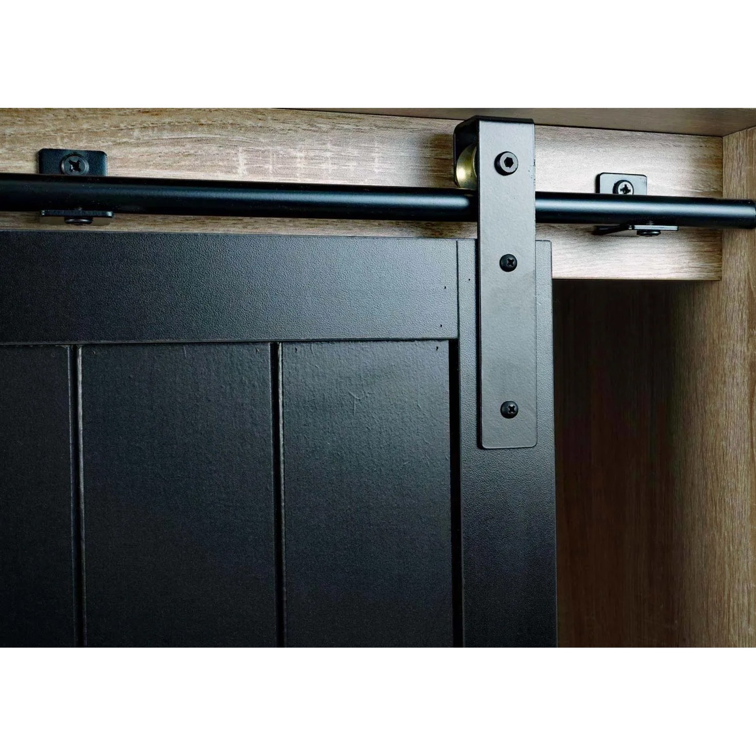 Detailaufnahme: Naturfarbener MCW Schrank K75 mit schwarzer Schiebetür und Metallschiene.