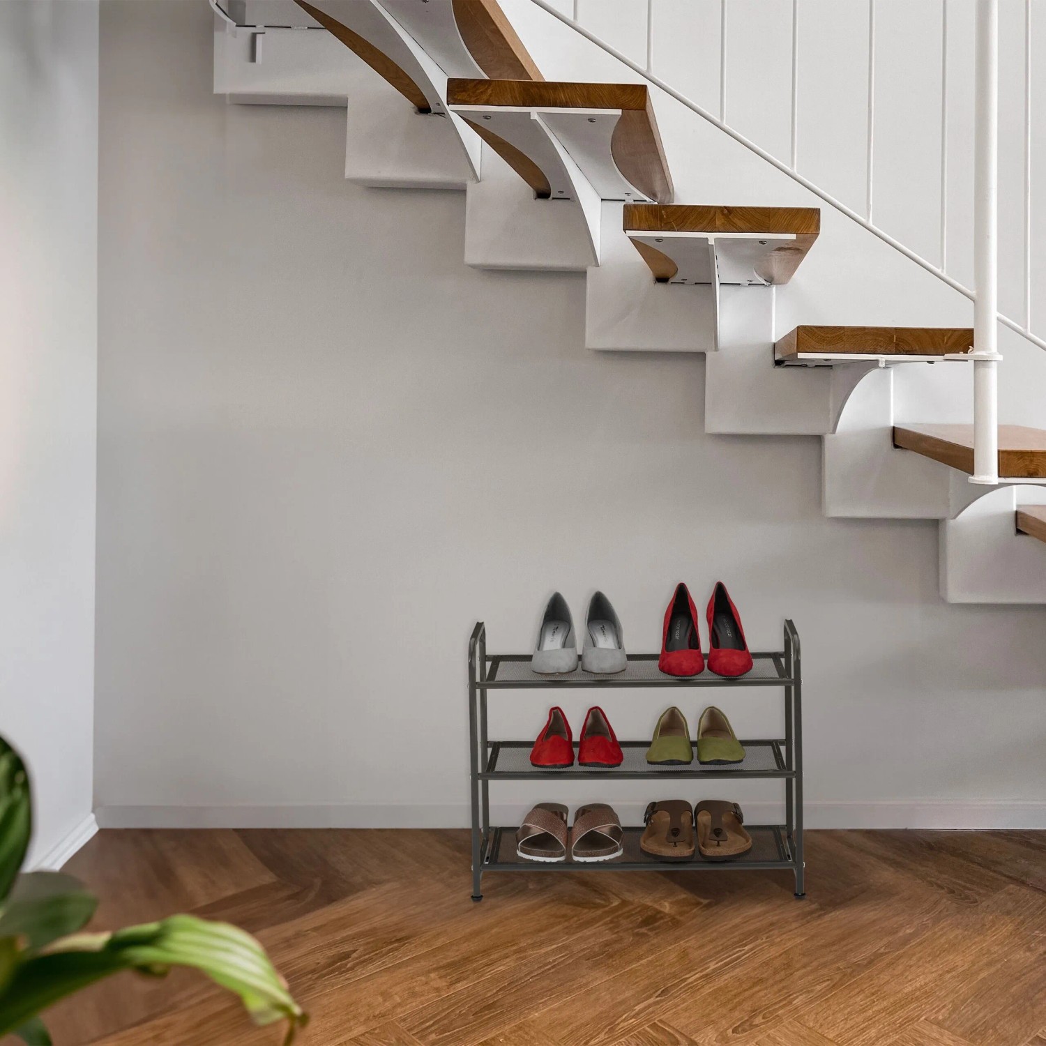 Schwarzes Stahl-Schuhregal mit 3 Gitterablagen für 6 Paar Schuhe, platzsparend unter Treppe im Flur.