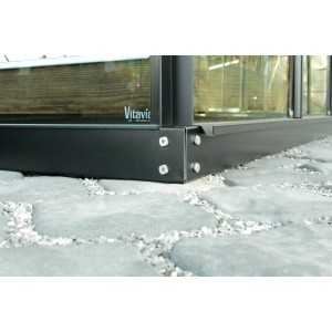 Detailaufnahme des schwarzen Vitavia Stahlfundaments 3800 für Gewächshäuser.