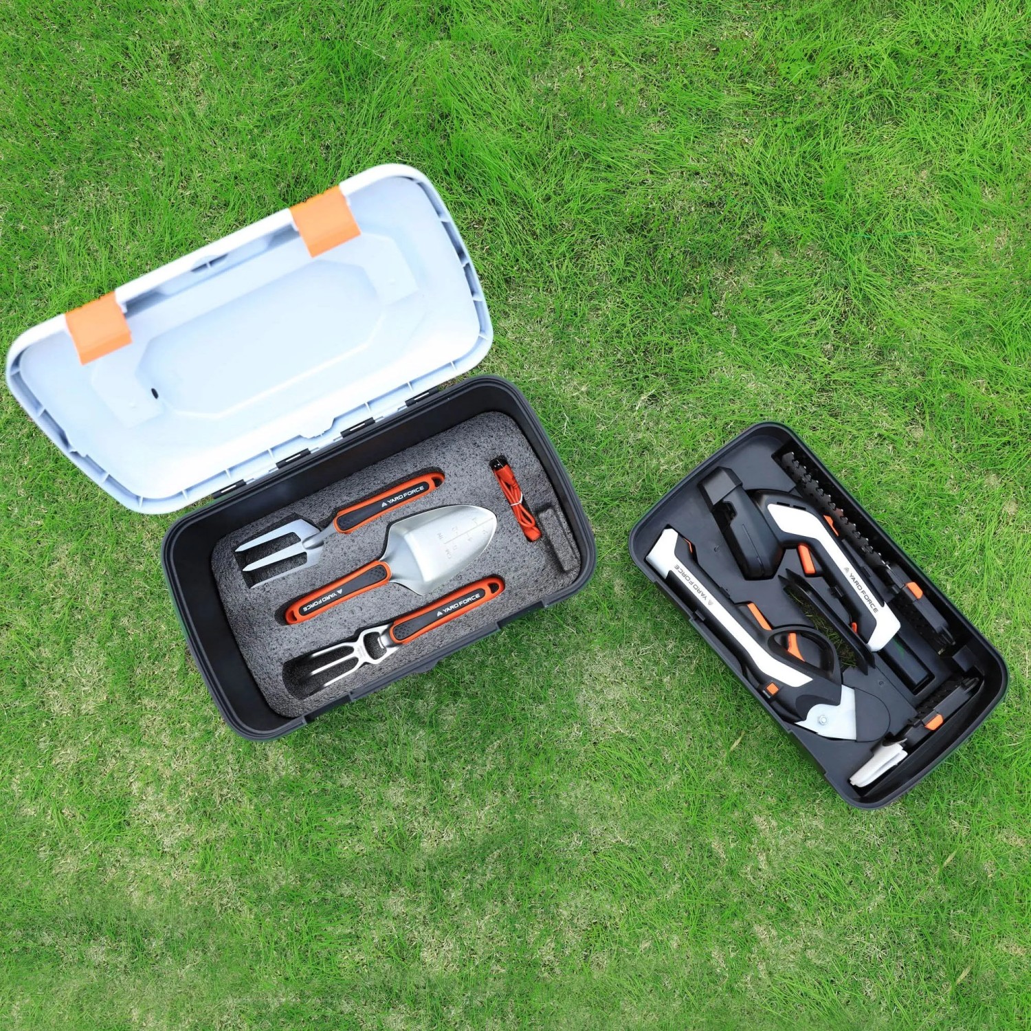 Yard Force Vita Tool Box mit 6 Gartenhandgeräten: Schaufel, Grubber, Grabegabel, Akku-Grasschere und Bypassschere.