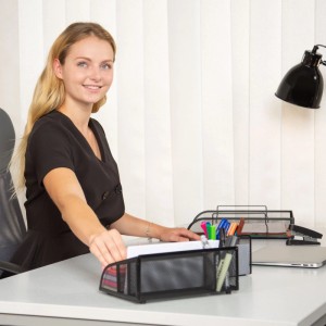Schreibtischorganizer aus schwarzem Metallgeflecht mit 5 Ablagen auf Bürotisch, von Frau genutzt. Ordnung für Bürobedarf.