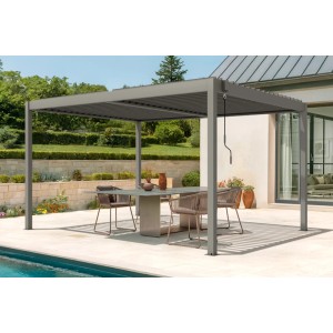 Freistehende, taupefarbene Cazeboo Piana Bioklimatische Pergola 4x3m aus Aluminium mit Tisch und Stühlen.