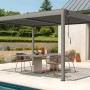 Freistehende, taupefarbene Cazeboo Piana Bioklimatische Pergola 4x3m aus Aluminium mit Tisch und Stühlen.