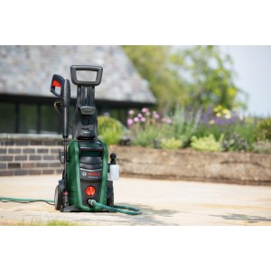 Bosch UniversalAquatak 135 Hochdruckreiniger mit Düse und Zubehör im Garten.