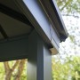 Detailansicht: Grauer Palram Canopia Carport Colorado mit Aluminiumrahmen und Polycarbonatdach.