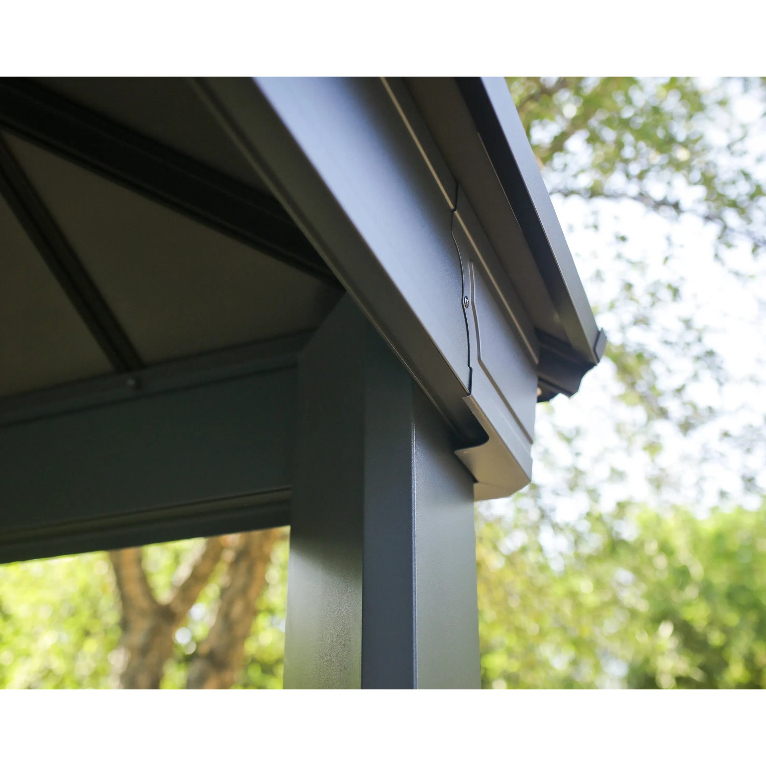 Detailansicht: Grauer Palram Canopia Carport Colorado mit Aluminiumrahmen und Polycarbonatdach.