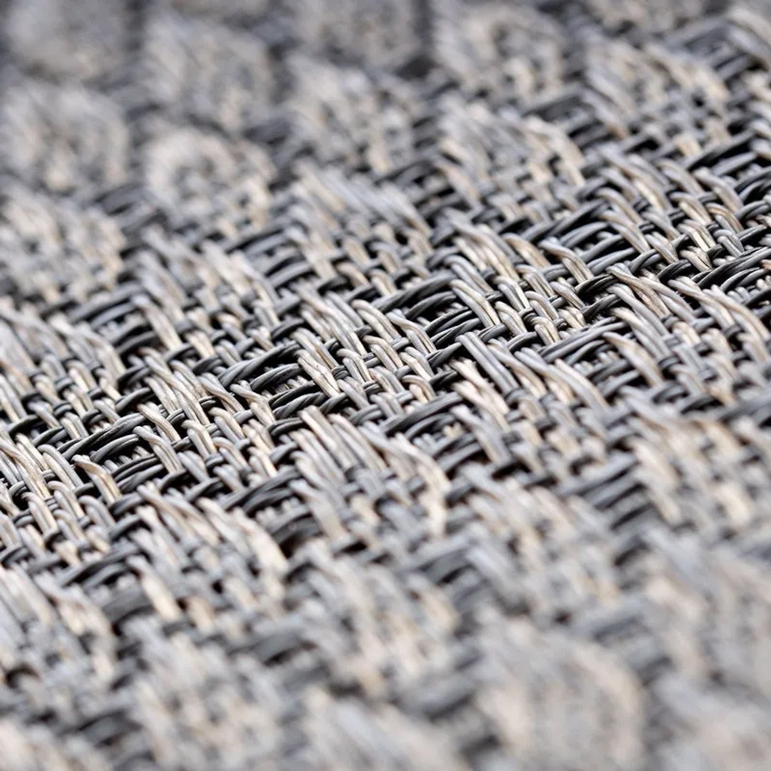 Detailaufnahme: Wetterfester KARAT Outdoor Teppich Salerno in Grau, gewebte Struktur.
