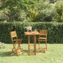Bistrotisch aus Akazienholz mit zwei Stühlen im Garten.