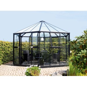Schwarzes Vitavia Gewächshaus Hera 9000 mit Fundament, 9 m², mit Sitzgruppe im Inneren.