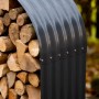Anthrazitfarbenes Westmann Kaminholzregal aus Stahl, gefüllt mit Holzscheiten.