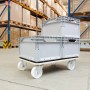 Wagner Transporthilfe mit zwei grauen Boxen im Lager, Tragkraft 400 kg.