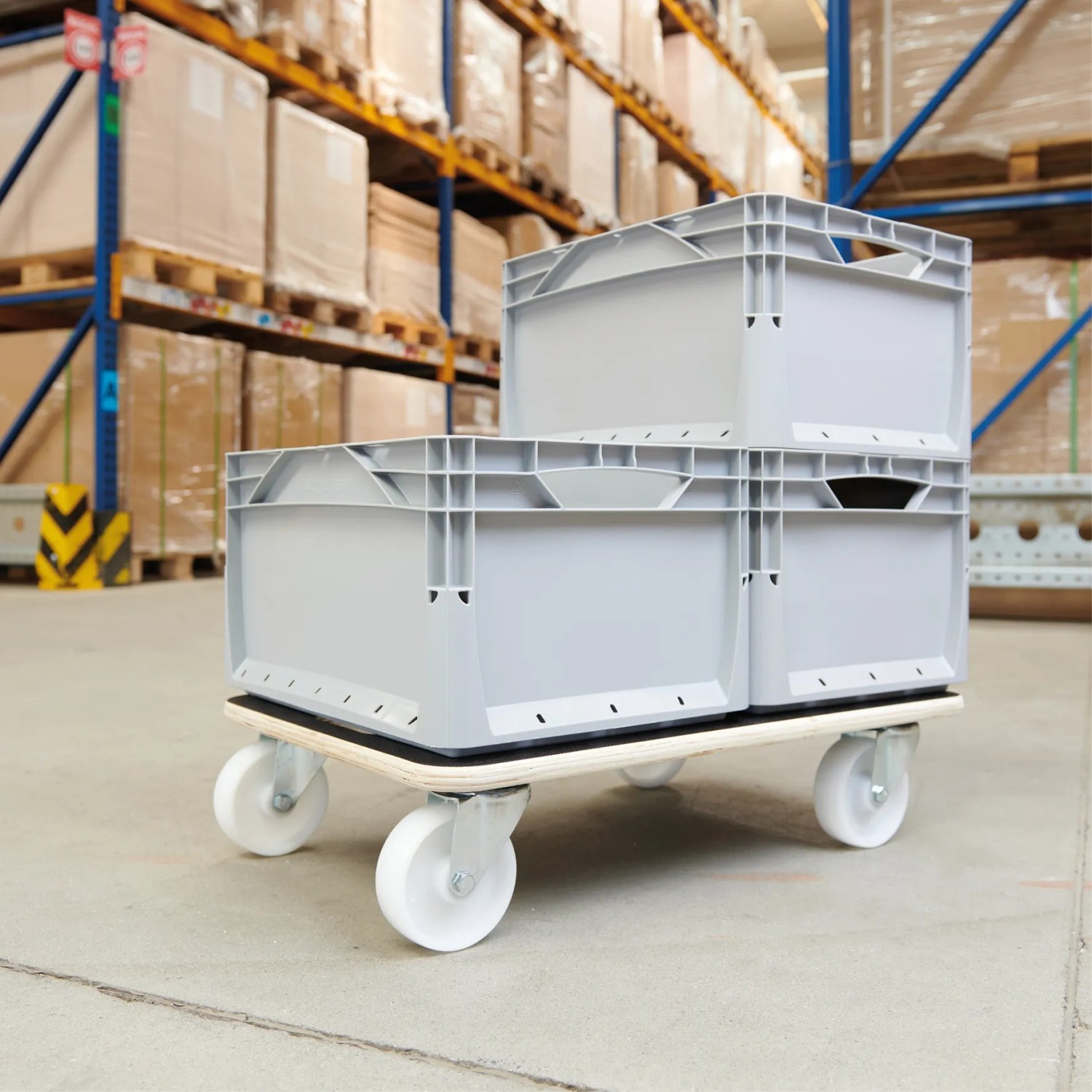 Wagner Transporthilfe mit zwei grauen Boxen im Lager, Tragkraft 400 kg.