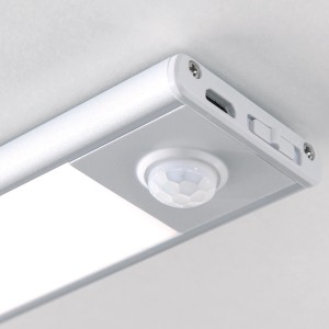 Orion LED Akku Schrankleuchte 40cm mit Bewegungssensor in Silber, Nahansicht.