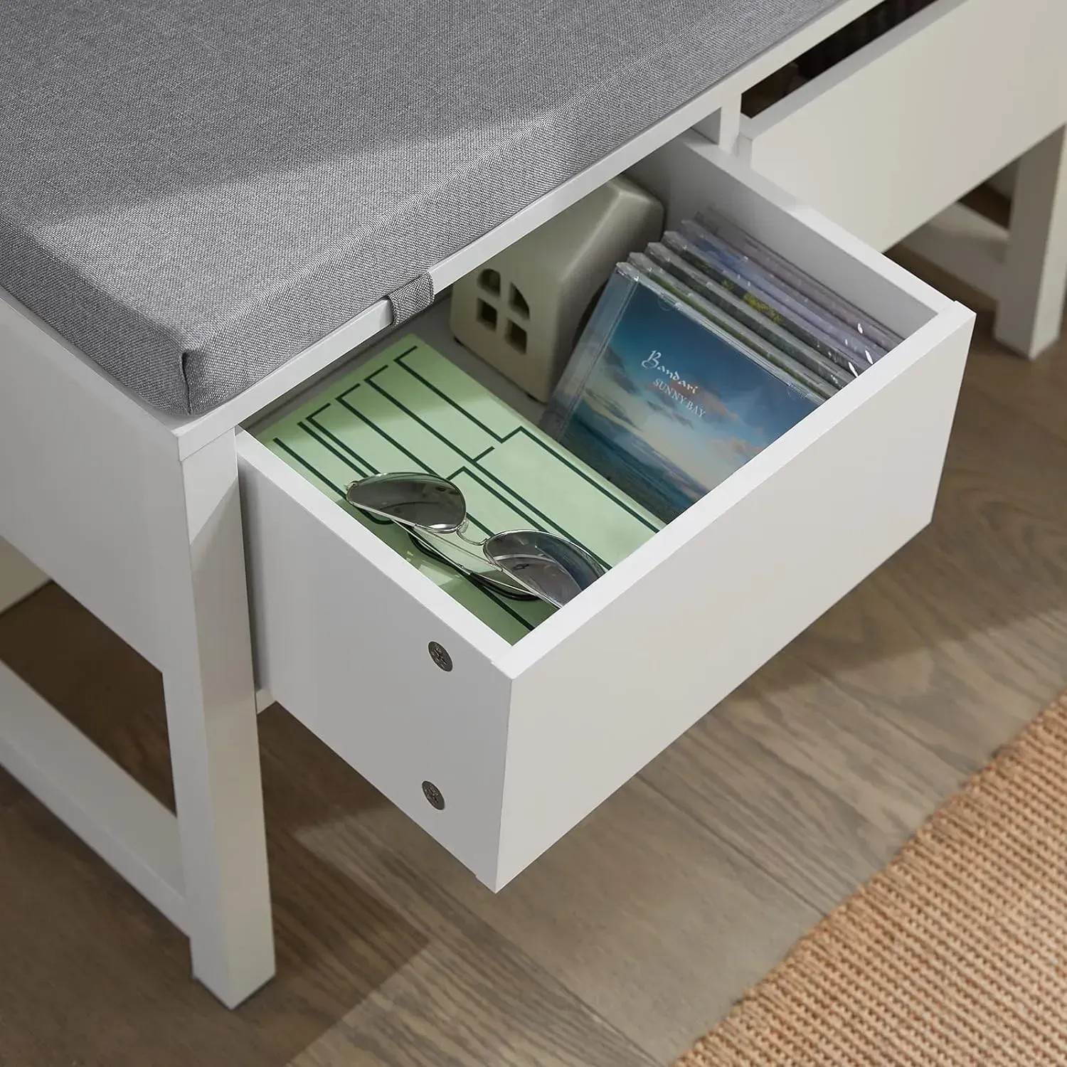 Weiße Schuhbank SoBuy FSR88-W mit Schublade und grauem Sitzkissen. Stauraum für Schuhe und Accessoires.